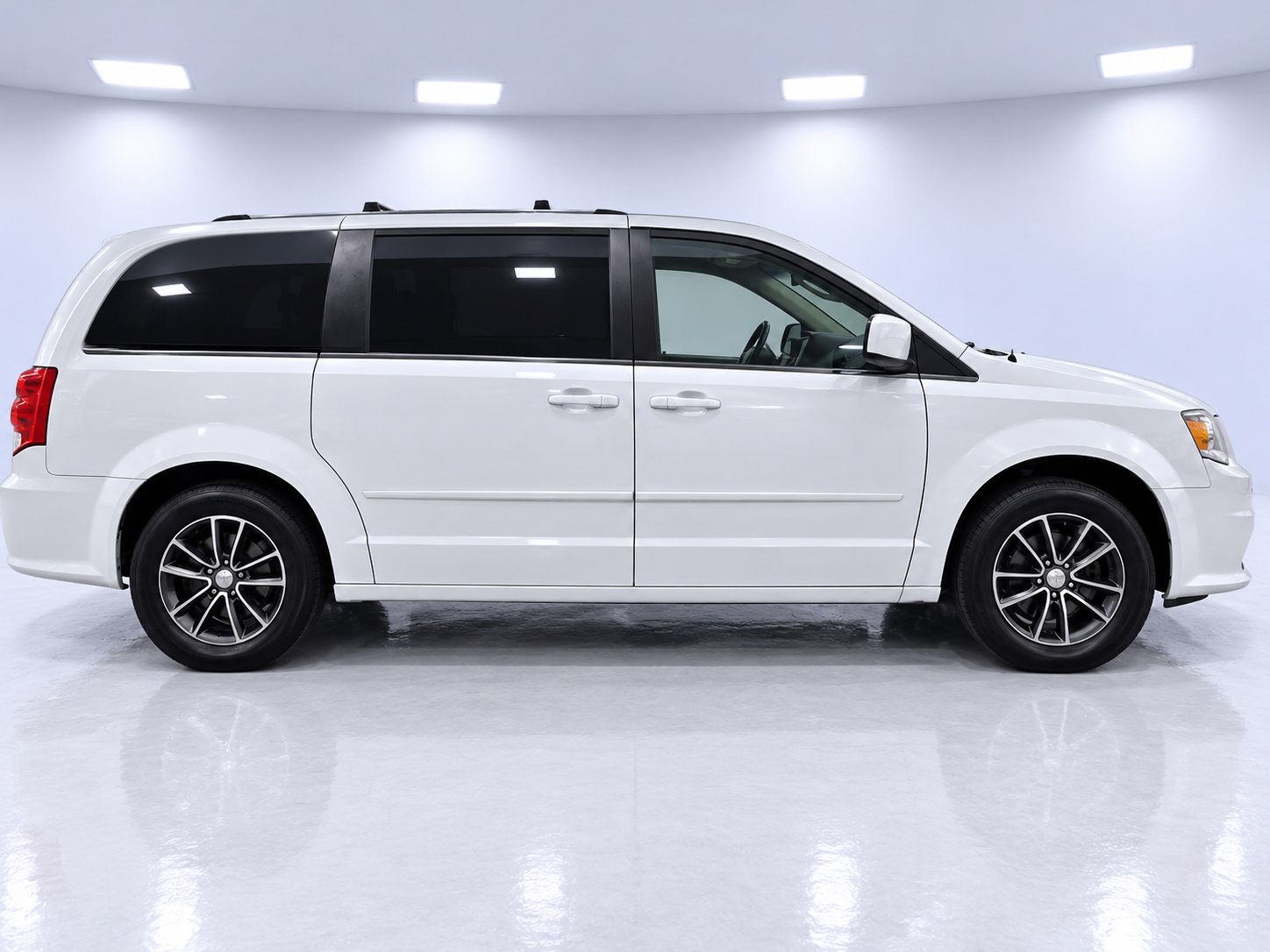 Used 2017 Dodge Grand Caravan SXT FWD image 4