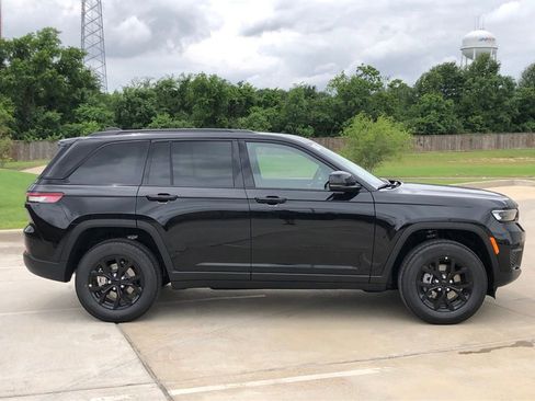 New 2025 Jeep Grand Cherokee Altitude image 9