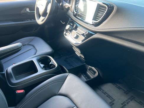 New 2026 Chrysler Pacifica Select image 15