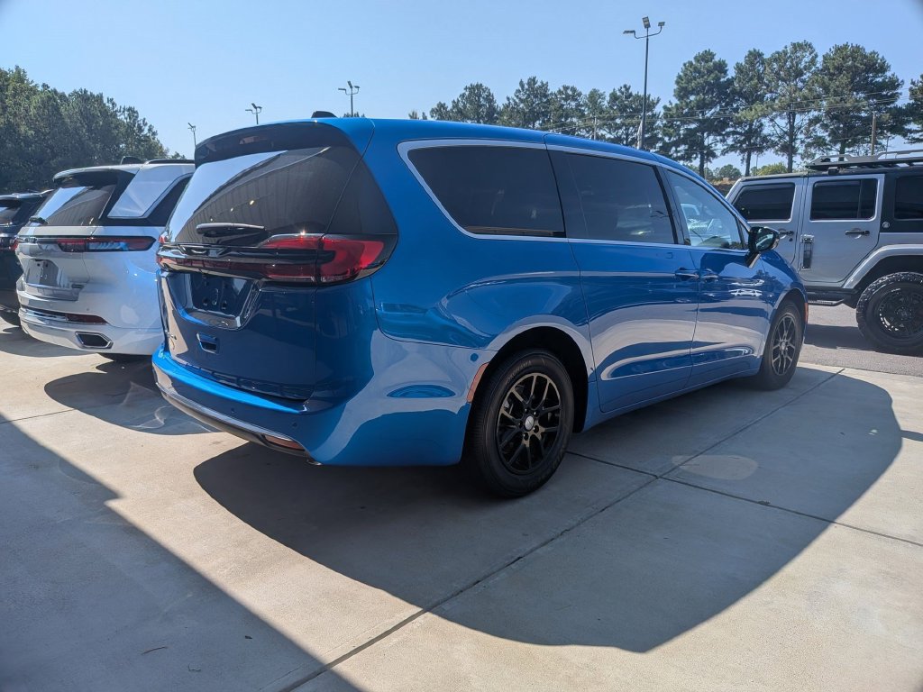 New 2027 Chrysler Pacifica Select FWD image 3