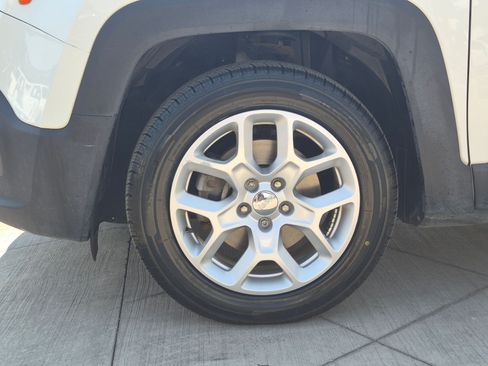 Used 2018 Jeep Renegade Latitude FWD image 12
