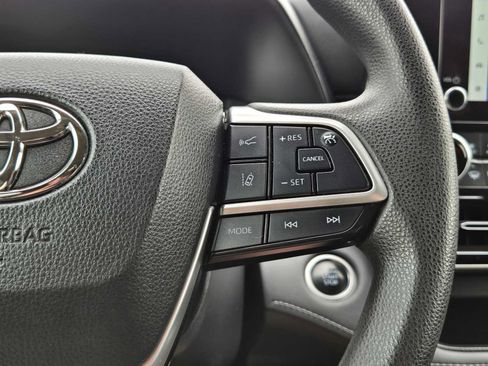 Used 2024 Toyota Highlander XLE AWD/4WD image 29