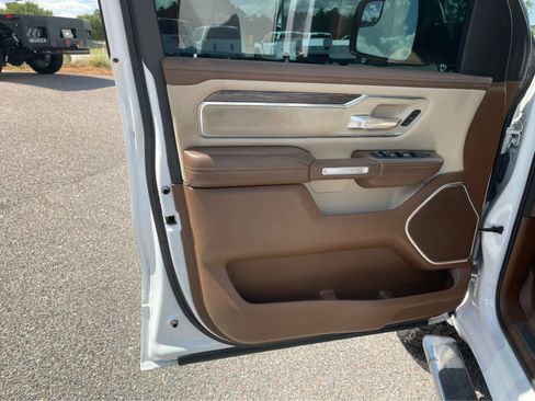 Used 2019 RAM 1500 Laramie AWD/4WD image 10