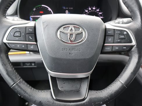 Used 2024 Toyota Sienna XLE image 32