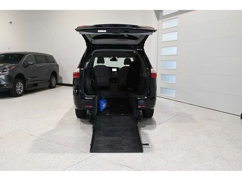 Used 2019 Toyota Sienna XLE FWD image 18