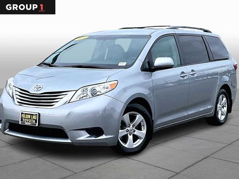 Used 2017 Toyota Sienna LE image 1