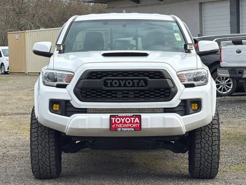 Used 2017 Toyota Tacoma TRD Sport AWD/4WD image 6