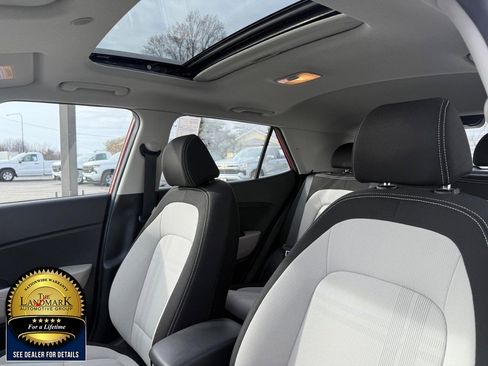 Used 2022 Hyundai Venue SEL w/ Cargo Package image 9