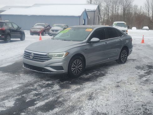 Used 2019 Volkswagen Jetta SEL w/ Cold Weather Package image 2