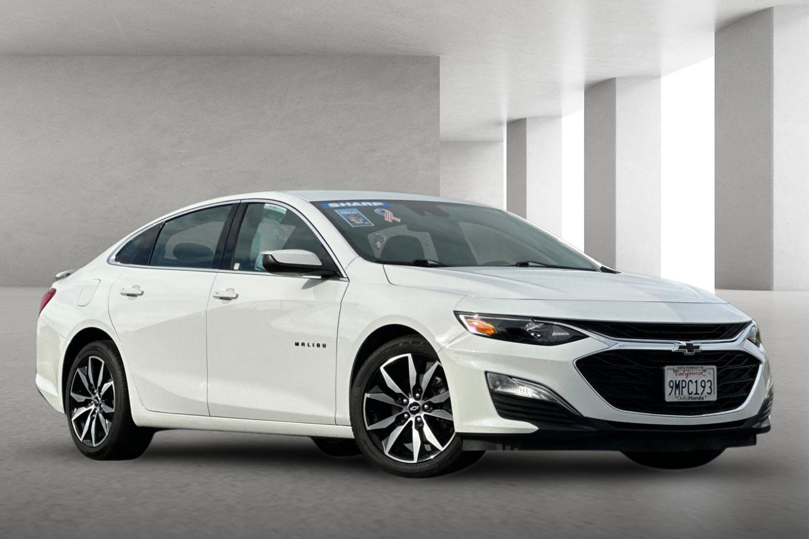 Used 2025 Chevrolet Malibu RS FWD image 2