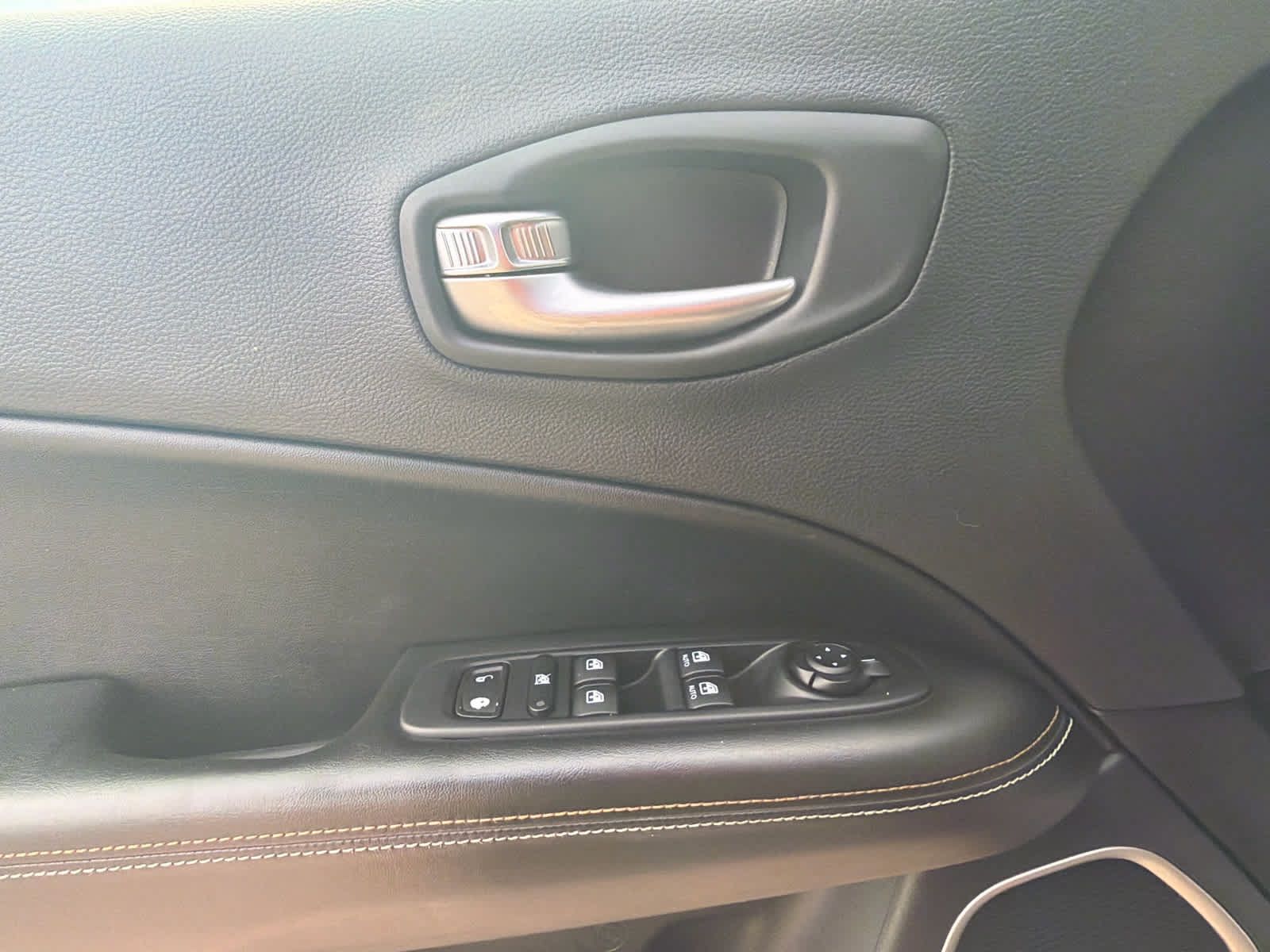 Used 2018 Jeep Compass Latitude w/ Popular Equipment Group AWD/4WD image 19