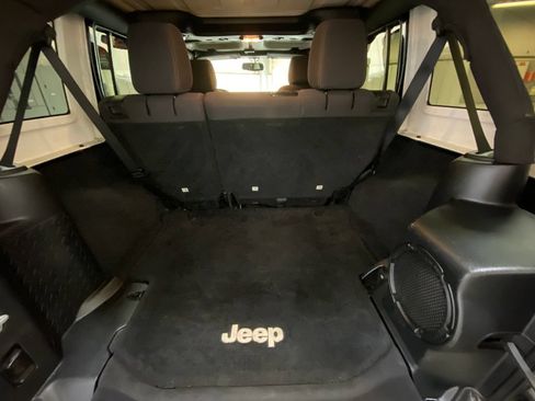 Used 2013 Jeep Wrangler Unlimited Rubicon w/ Connectivity Group AWD/4WD image 29