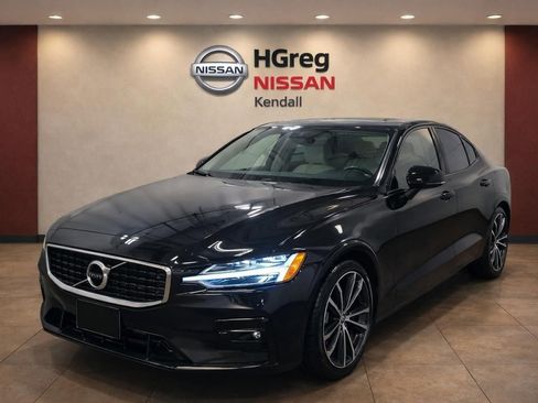 Used 2022 Volvo S60 B5 Momentum w/ Premium Package FWD image 3