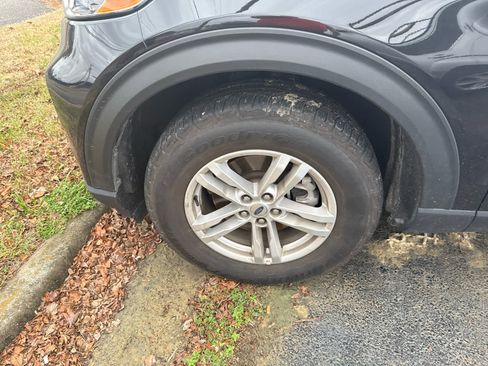 Used 2022 Ford Explorer XLT image 12