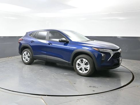 Used 2024 Chevrolet Trax LS FWD image 3
