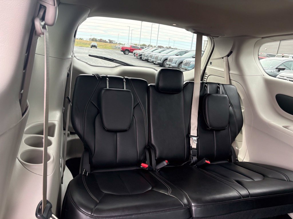 Used 2023 Chrysler Pacifica Touring-L FWD image 17