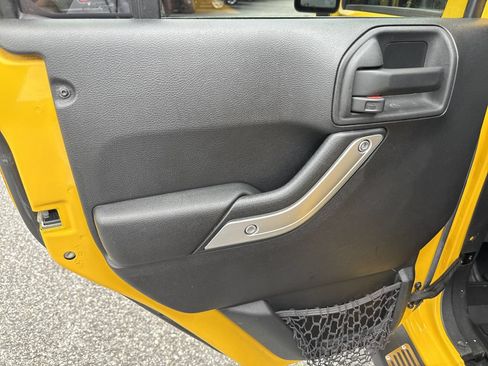 Used 2015 Jeep Wrangler Unlimited Rubicon w/ Connectivity Group AWD/4WD image 21