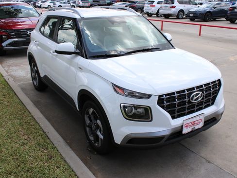Used 2025 Hyundai Venue SEL FWD image 2