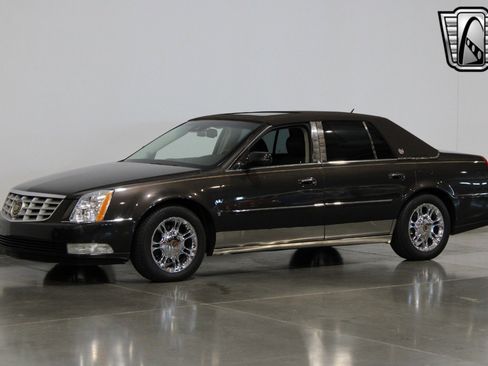 Used 2008 Cadillac DTS Performance w/ Platinum Edition image 25