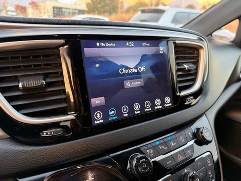 Used 2020 Chrysler Pacifica Touring-L w/ Advanced Safetytec Group image 18