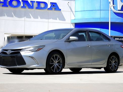 Used 2017 Toyota Camry XSE FWD image 1