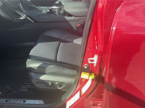 Used 2022 Toyota Venza XLE image 30