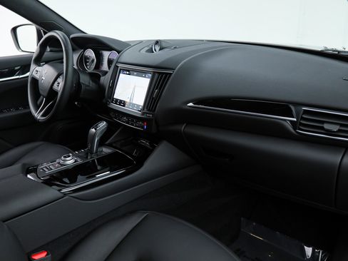 Certified 2023 Maserati Levante GT AWD/4WD image 12