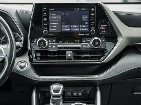 Used 2020 Toyota Highlander XLE AWD/4WD image 20