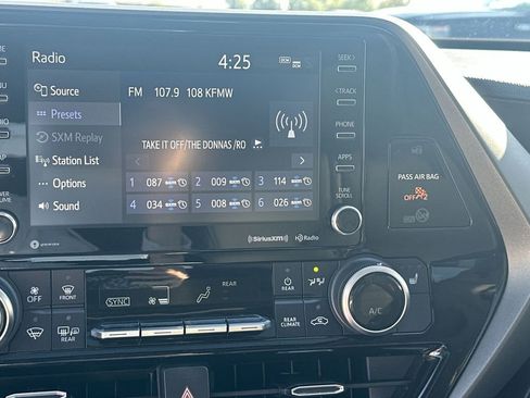 Used 2021 Toyota Highlander XLE image 13