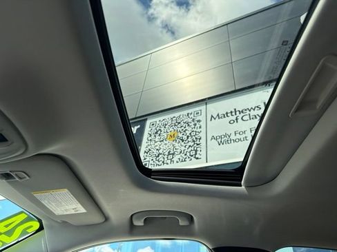Used 2024 Chevrolet Trax LT w/ Sunroof Package FWD image 24