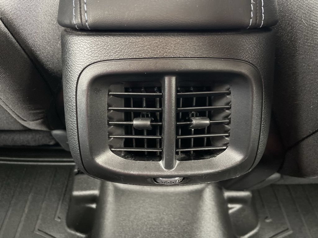 Used 2021 Jeep Cherokee Latitude FWD image 19