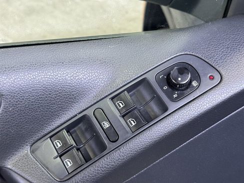 Used 2013 Volkswagen Tiguan S image 17