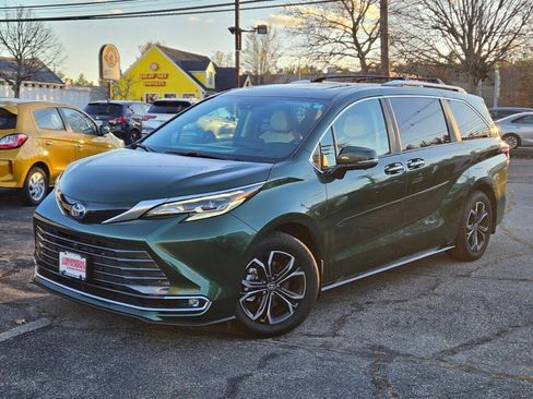 Used 2025 Toyota Sienna Platinum image 1