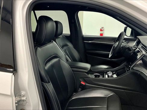 Used 2024 Jeep Grand Cherokee Limited image 7