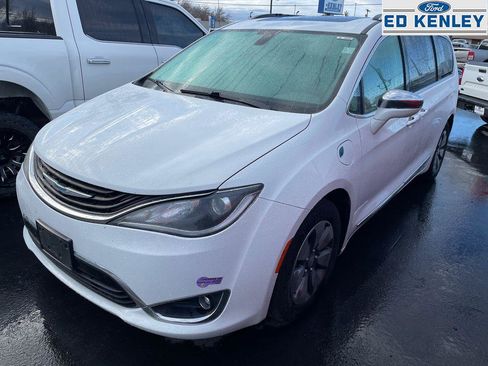 Used 2019 Chrysler Pacifica Limited image 2