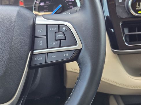 Used 2022 Toyota Highlander XLE FWD image 25