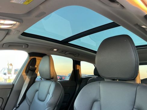 Used 2022 Volvo XC60 B5 Momentum w/ Advanced Package image 11