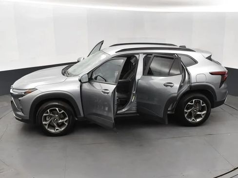 Used 2025 Chevrolet Trax LT FWD image 7