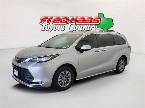 Certified 2023 Toyota Sienna XLE image 1