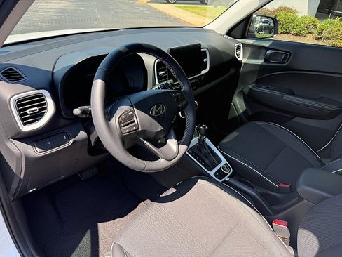 Used 2025 Hyundai Venue Limited FWD image 10
