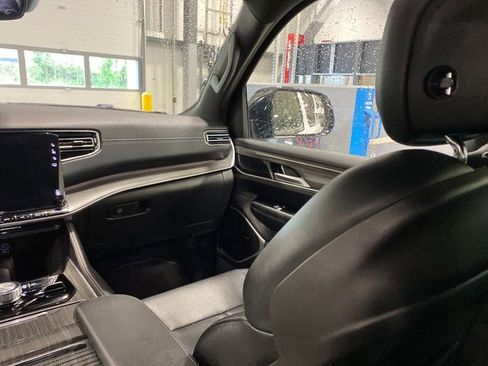 Used 2024 Jeep Wagoneer Series III AWD/4WD image 29