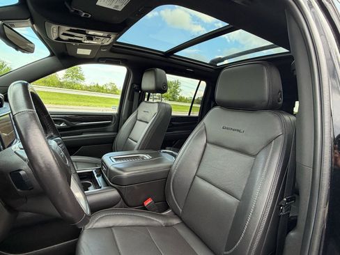 Used 2021 GMC Yukon XL Denali w/ Denali Premium Package AWD/4WD image 12