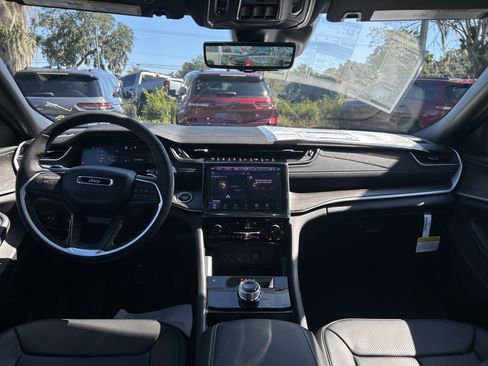 New 2025 Jeep Grand Cherokee Limited image 36