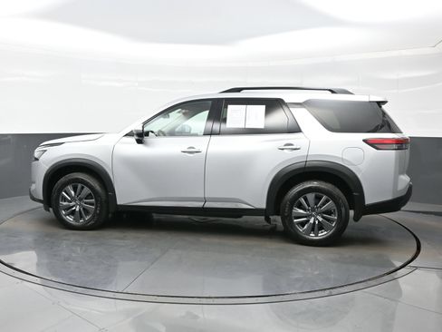Used 2023 Nissan Pathfinder SV AWD/4WD image 3