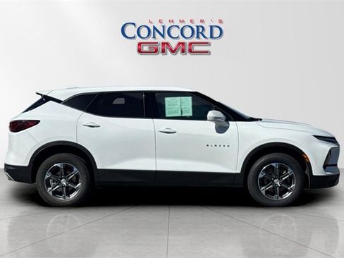 Used 2025 Chevrolet Blazer LT image 3