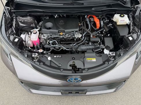 Certified 2024 Toyota Sienna XLE image 7