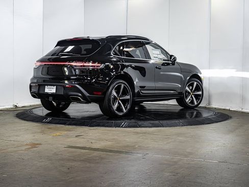 Certified 2025 Porsche Macan image 7