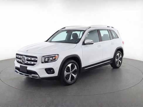 Used 2025 Mercedes-Benz GLB 250 4MATIC image 3