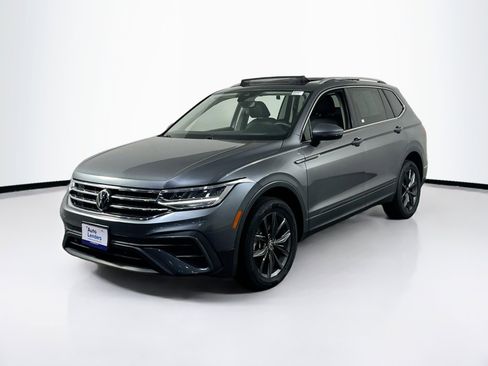 Used 2022 Volkswagen Tiguan SE image 1