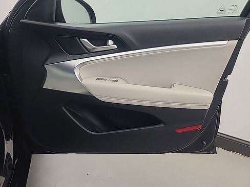Used 2025 Genesis G70 2.5T AWD/4WD image 12